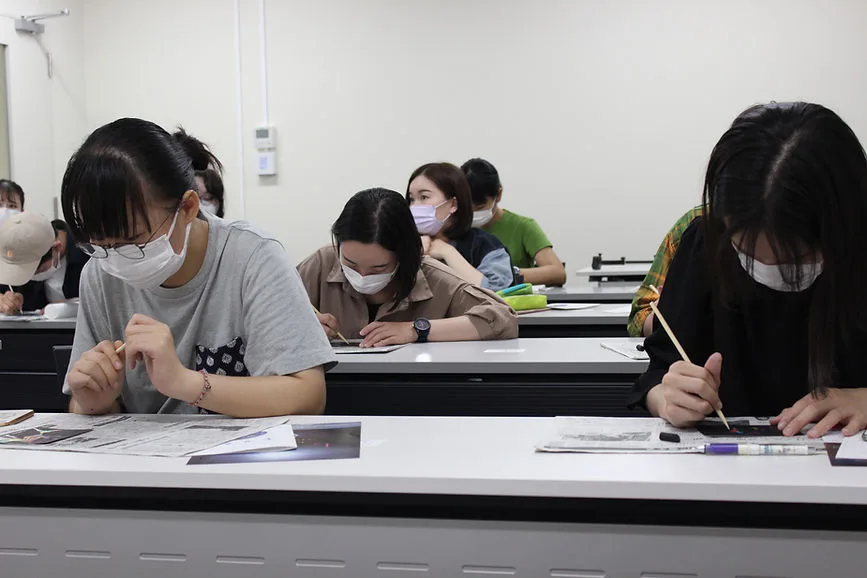 参加者が教室でアート作品を制作する様子