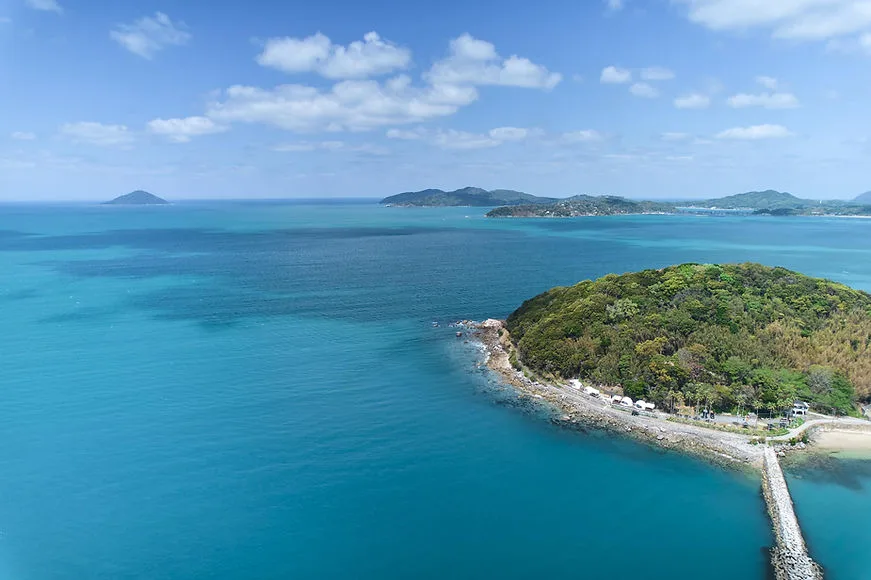 地球MIRAI学校の紹介に用いられた海と島の風景