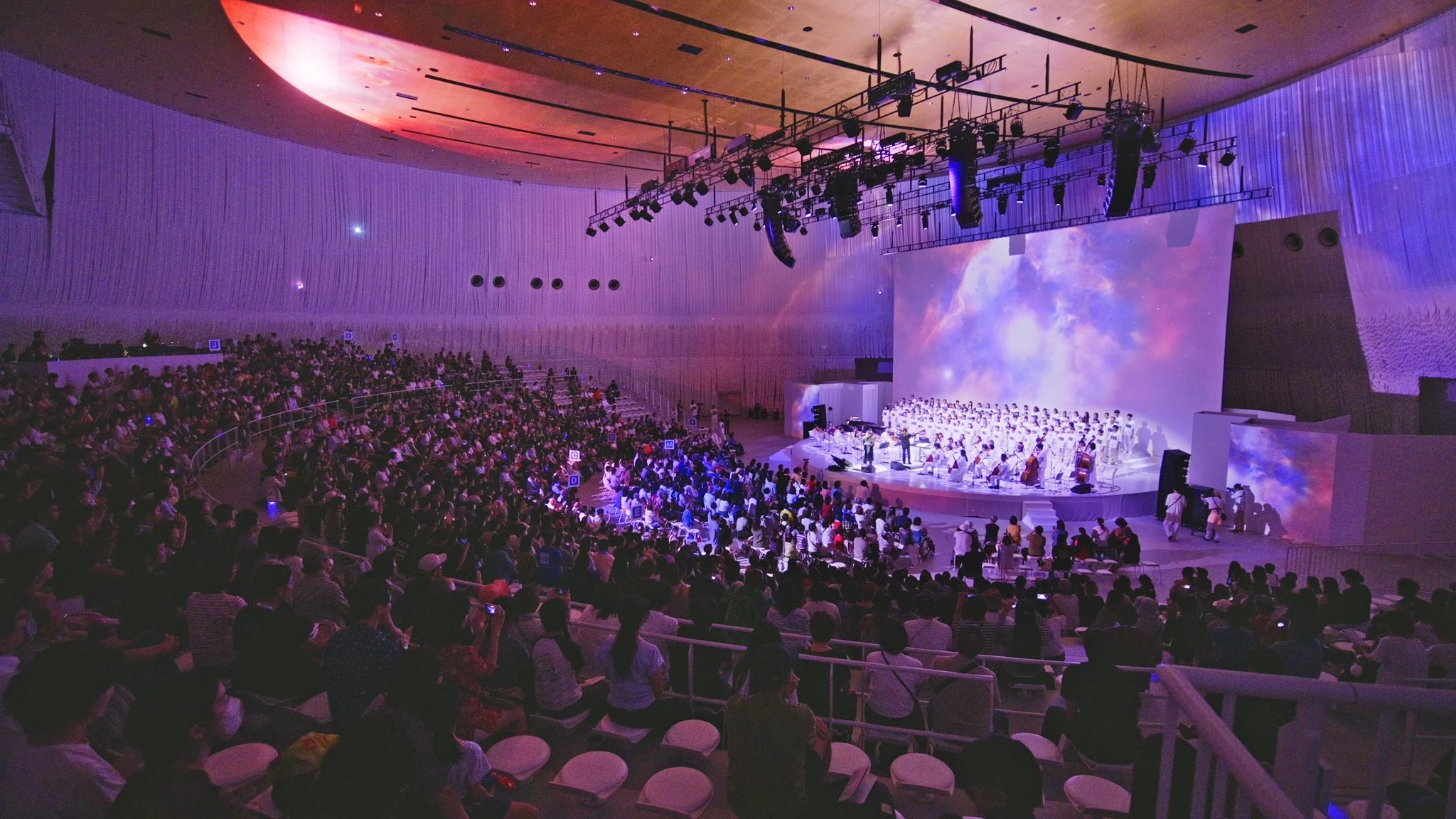 大阪・関西万博EXPOホール「シャインハット」でのLIFEいのち公演。映像、オーケストラ、合唱と観客が一体になる会場