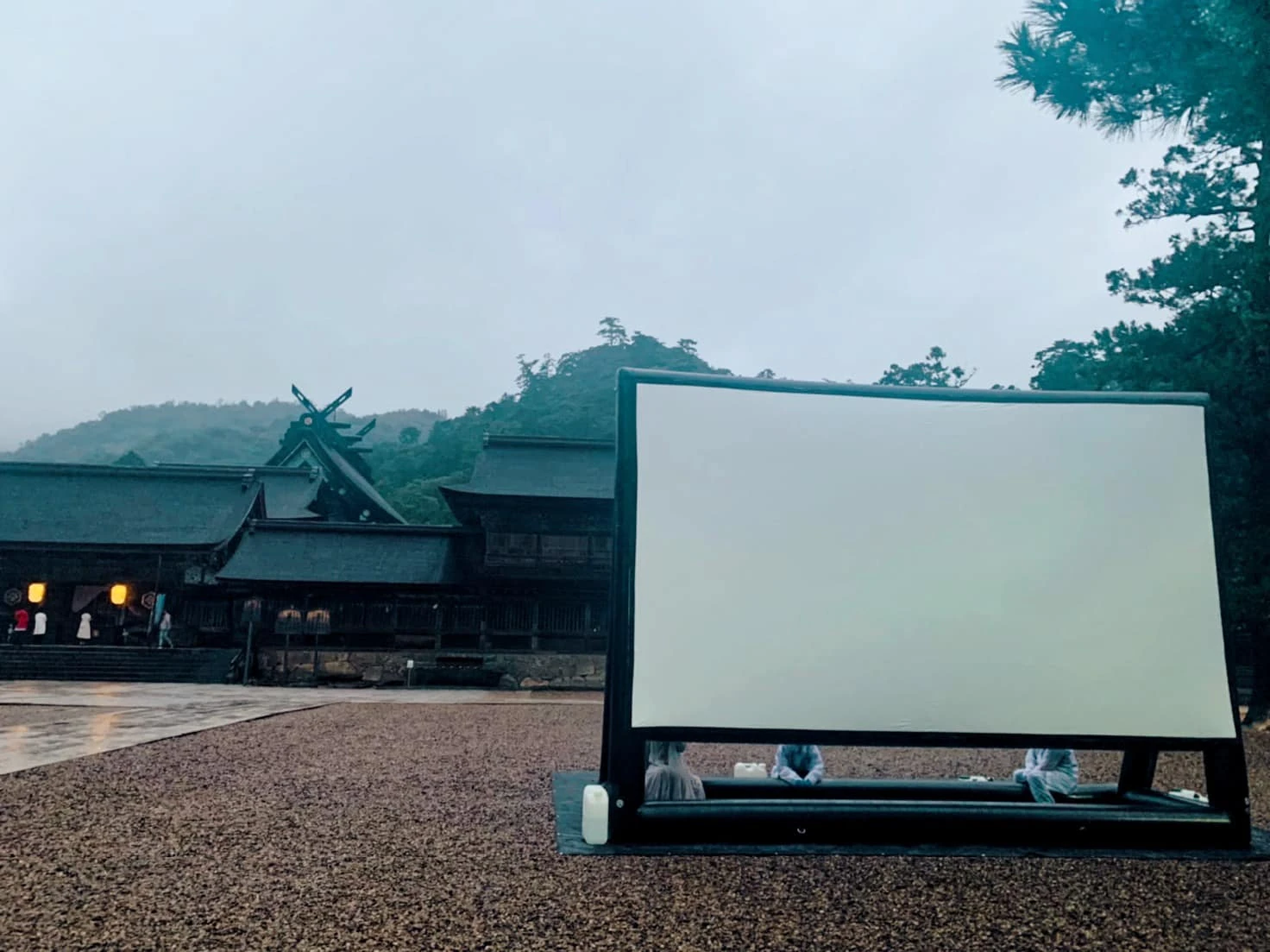 出雲大社の奉納上映会場に設置されたスクリーン