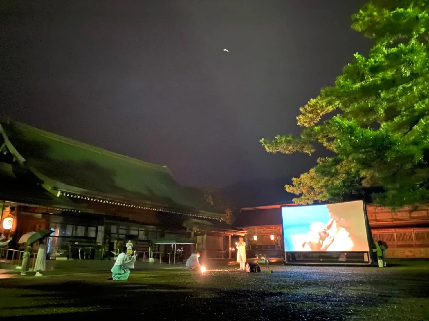 出雲大社での夜の奉納特別上映会